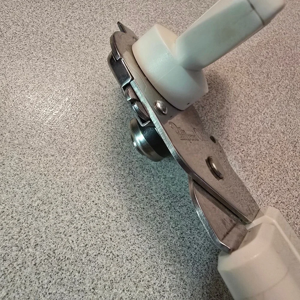 Pampered Chef #2758 Safety Smooth Edge Can Opener White Manual Retired